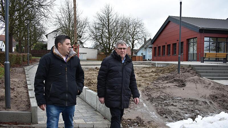 Bauamtsleiter Benedikt Schmitt (l.) und Bürgermeister Edmund Ulm laufen auf dem barrierefreien Zugang, den es zu zu jedem Eingang der Lindelberghalle gibt.Forchheim & Fränkische Schweiz