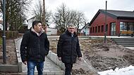 Bauamtsleiter Benedikt Schmitt (l.) und Bürgermeister Edmund Ulm laufen auf dem barrierefreien Zugang, den es zu zu jedem Eingang der Lindelberghalle gibt.Forchheim & Fränkische Schweiz