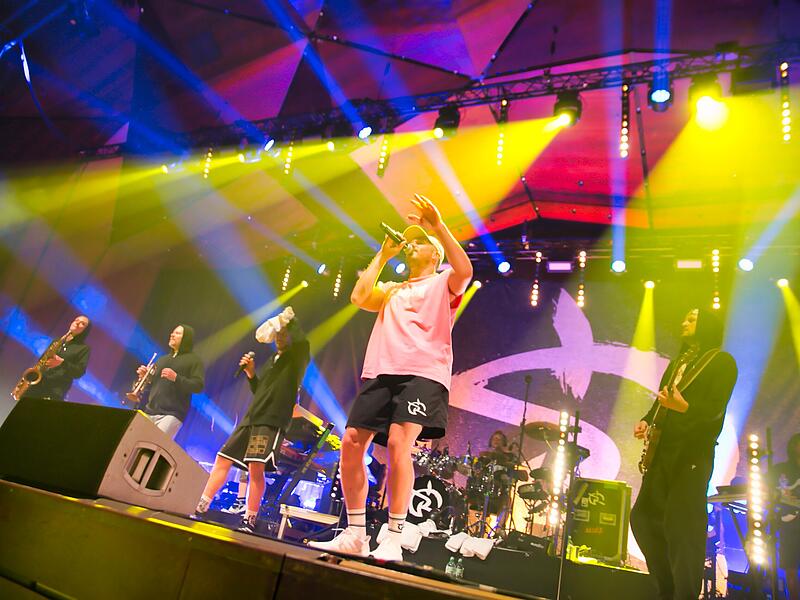 Große Reunion-Tour von Irie Révoltés führt nach Erlangen: So energiegeladen war der Gig der Heidelberger Band am Montag (6. Oktober) in der Heinrich-Lades-Halle.