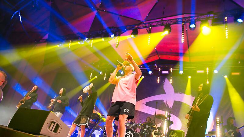 Gro&szlig;e Reunion-Tour von Irie R&eacute;volt&eacute;s f&uuml;hrt nach Erlangen: So energiegeladen war der Gig der Heidelberger Band am Montag (6. Oktober) in der Heinrich-Lades-Halle.