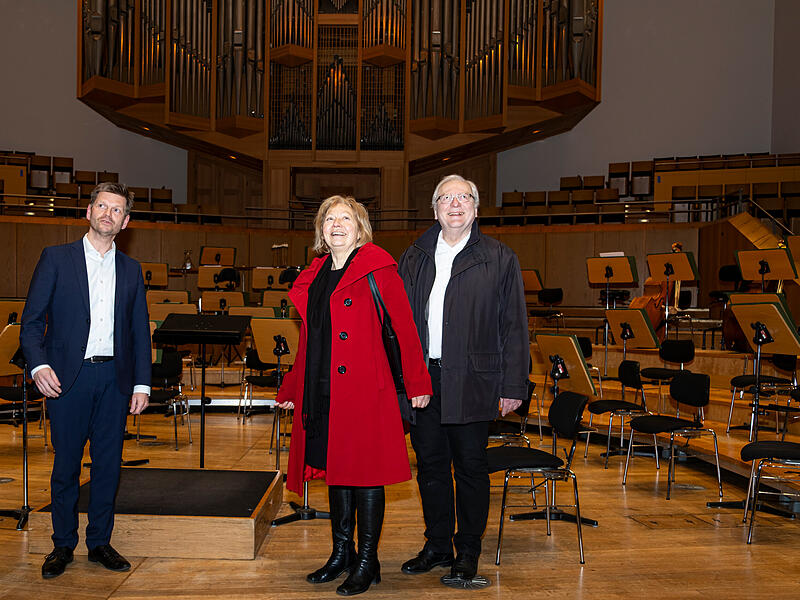 Einmal von der Bühne aus aufs Publikum sehen: Ein erhabenes Gefühl auch für die FT-Gewinner Edeltraud und Michael Keupp. Orchesterdirektor Markus Stratmann (links) freut sich über das Interesse.Konzerthalle Führung Einmal von der Bühne aus aufs Publikum sehen: Ein erhabenes Gefühl auch für die FT-Gewinner Edeltraud und Michael Keupp.