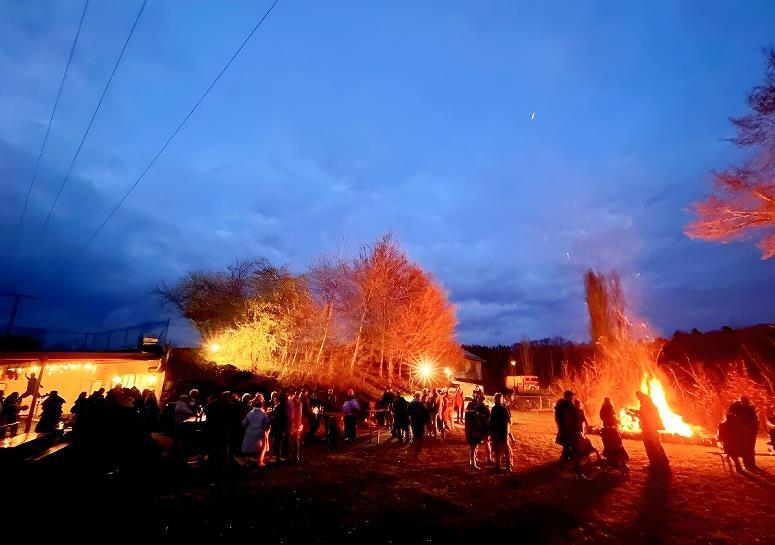 Geselligkeit bis spät in die Nacht am warmen Feuer. Geselligkeit bis spät in die Nacht am warmen Feuer.