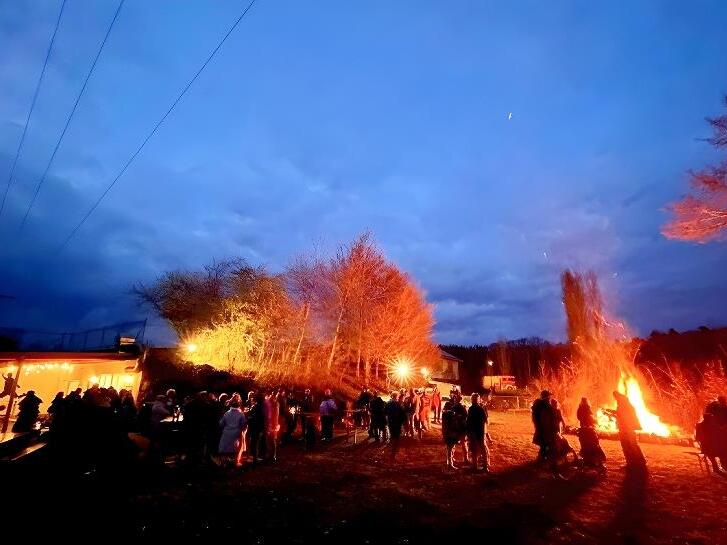 Geselligkeit bis sp&auml;t in die Nacht am warmen Feuer.