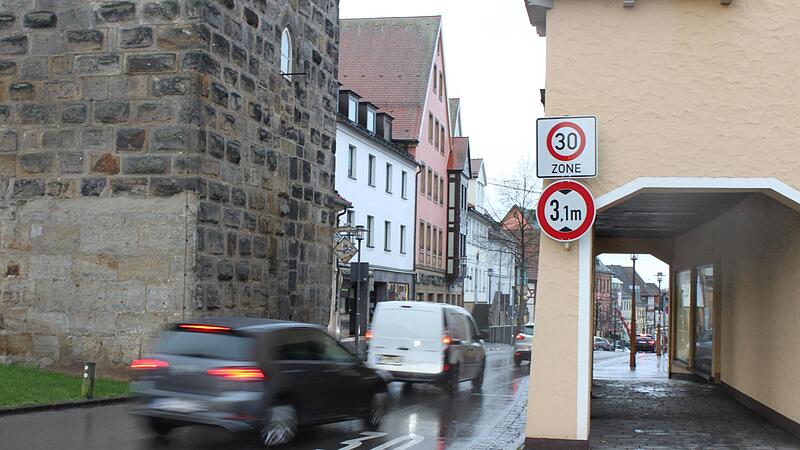 Der Lichtenfelser Marktplatzbereich ist bereits eine „Tempo 30“-Zone. Die Zufahrt ist eng, es gibt dort eine Grundschule. Eine Initiative setzt sich nun bundesweit dafür ein, dass Städte und Gemeinden solche Entscheidungen frei treffen können. Der Lichtenfelser Marktplatzbereich ist bereits eine „Tempo 30“-Zone. Die Zufahrt ist eng, es gibt dort eine Grundschule. Eine Initiative setzt sich nun bundesweit dafür ein, dass Städte und Gemeinden solche Entscheidungen frei treffen können.