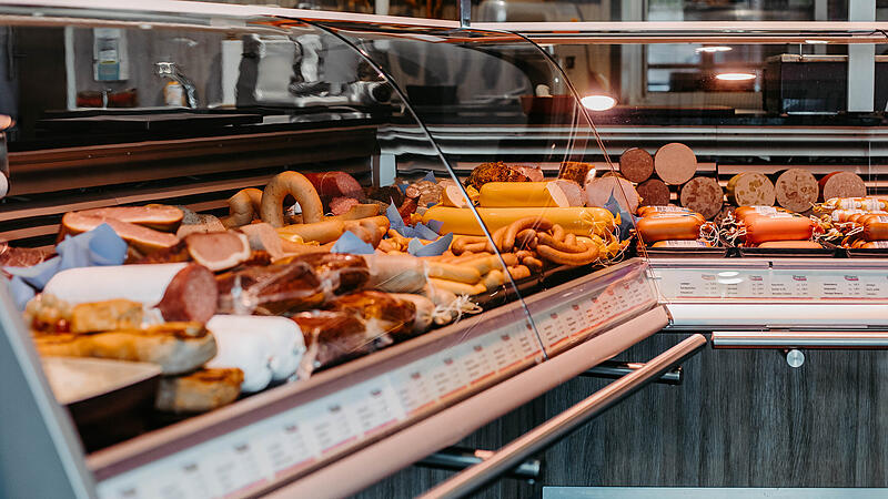 Volle Fleischtheken wie diese werden im Landkreis Forchheim leider immer weniger. Woran das liegt und wo es sie noch gibt.