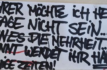 Die aggressiven Botschaften wurden vom Täter mit Maskenpflicht und Corona-Tests begründet, wie sie an jeder Schule vorgeschrieben sind.