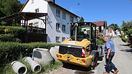 Bürgermeister Volker Schmiechen geht mit gesenktem Kopf über die verlassene Günther-Bau-Baustelle in Untersteinach. Die Anwohner finden die Situation dort inzwischen unerträglich.