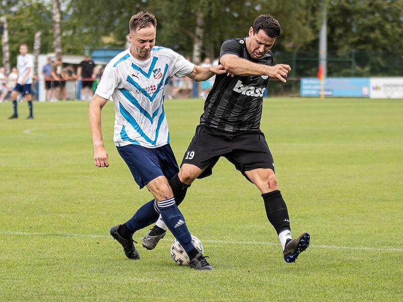 Luis Schenk und der Frammersbacher Spielertrainer Patrick Amrhein (rechts) kämpfen um den Ball. Luis Schenk und der Frammersbacher Spielertrainer Patrick Amrhein (rechts) kämpfen um den Ball.