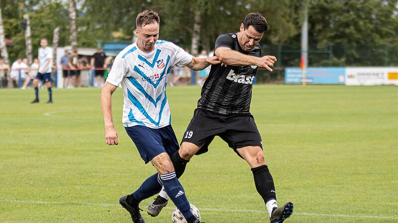 Luis Schenk und der Frammersbacher Spielertrainer Patrick Amrhein (rechts) k&auml;mpfen um den Ball.