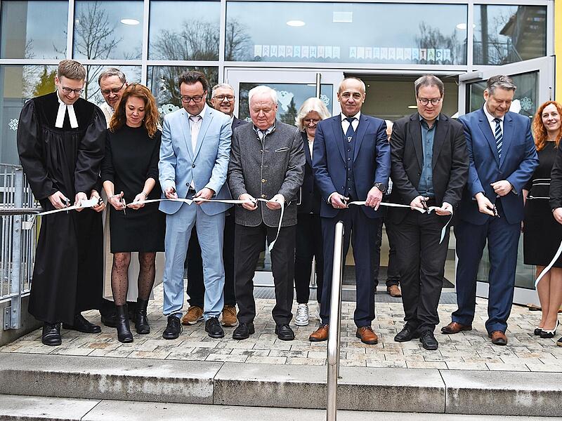 Mit dem Durchschneiden des Bandes wurde von allen Beteiligten, der Regierung von Oberfranken, des Landkreises und Staatlichen Schulamts von Lichtenfels, der Gemeinde Altenkunstadt, der beiden Seelsorger, der Schulleitung und des Planers, die Einwe...
