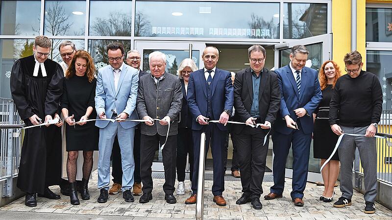Mit dem Durchschneiden des Bandes wurde von allen Beteiligten, der Regierung von Oberfranken, des Landkreises und Staatlichen Schulamts von Lichtenfels, der Gemeinde Altenkunstadt, der beiden Seelsorger, der Schulleitung und des Planers, die Einwe... Mit dem Durchschneiden des Bandes wurde von allen Beteiligten, der Regierung von Oberfranken, des Landkreises und Staatlichen Schulamts von Lichtenfels, der Gemeinde Altenkunstadt, der beiden Seelsorger, der Schulleitung und des Planers, die Einwe...