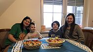 Nadja Ruboschkin und ihre Nichte Anastasia Tokarsk sowie die beiden Kinder Daniil (10) und Mardii (6): „Wir bleiben in Kontakt“.