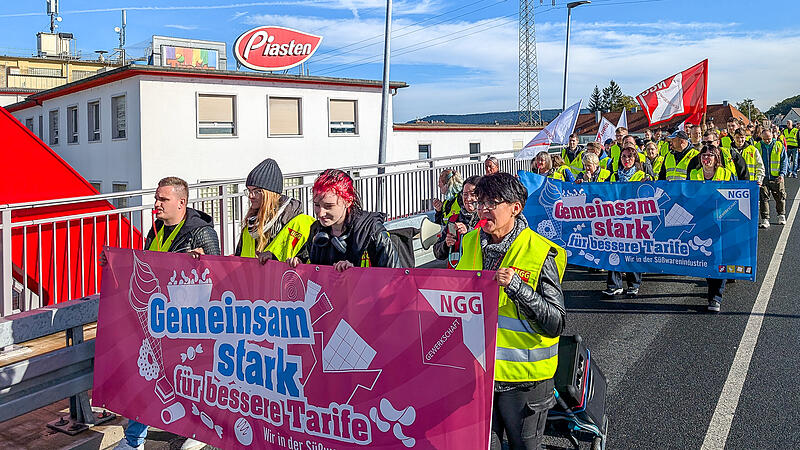 Die Beschäftigten von Piasten streiken erneut: Mit Bannern und Trillerpfeifen zogen sie am Dienstag durch Forchheim. Noch bis Mittwochmorgen soll der Ausstand andauern.