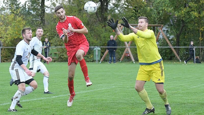 Sowohl Andre Wetterich (in rot) vom FV Rannungen sowie Florian Schlereth vom FC Rottershausen haben den Klassenerhalt fest im Visier, falls allerdings der TSV Steinach sowie die DJK Schondra ihre Spiele gewinnen, muss einer von bei beiden Nachbarv...