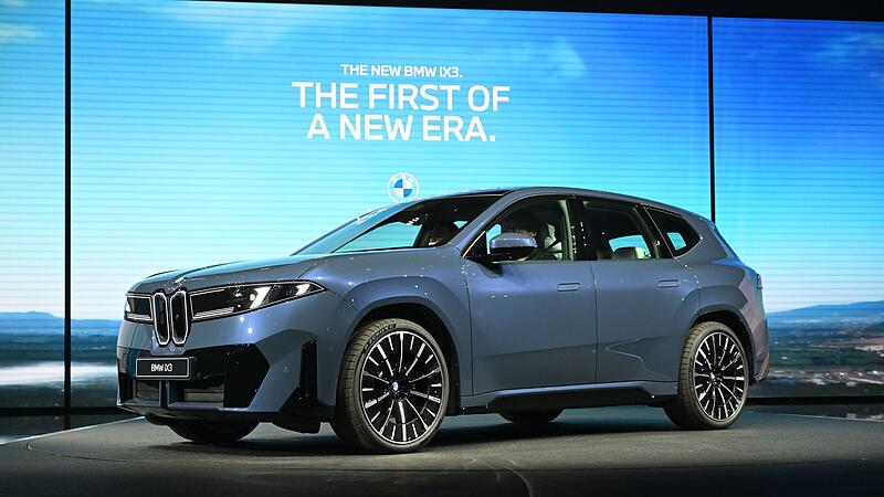BMW iX3 steht bei der Premiere vor Beginn der IAA auf der Bühne