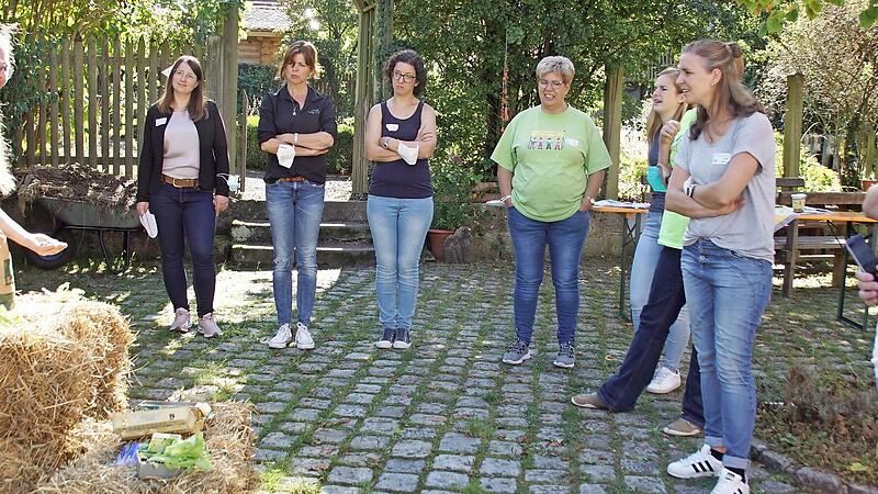 Mit Kindern g&auml;rtnern und den Grundstein f&uuml;r nachhaltiges Leben legen, darum ging es beim Fortbildungsseminar. Referentin Michaela von der Linden (links) gab viele Hinweise.