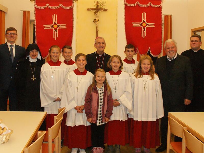 Zu einem Gruppenfoto mit Erzbischof Schick haben sich (v.li.) Zapfendorfs Bürgermeister Michael Senger, Äbtissin Mechtild Thürmer, Kirchenpfleger Siegfried Bauer, Pfarrvikar Philipp Janek und die vielen Ministranten zusammengefunden.Erzbischof Schick: Impressionen aus seiner Arbeit
