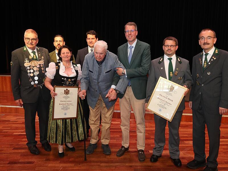 Das Protektoratsabzeichen von Prinz Andreas von Sachsen Coburg und Gotha wurde  an zwei verdiente Mitglieder verliehen  (von links): Stefan Stahl, 3. Bürgermeister Can Aydin, Christina Zeitner, OB Dominik Sauerteig, Prinz Andreas,  Prinz Hubertus,...