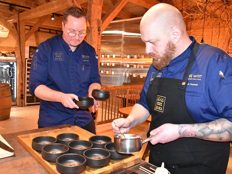 Tobias Bätz und Foodscout Joshi Osswald bitten am Heinersreuther Hof zu Tisch.