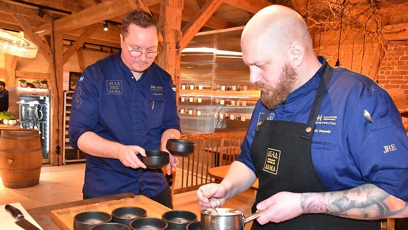 Tobias B&auml;tz und Foodscout Joshi Osswald bitten am Heinersreuther Hof zu Tisch.