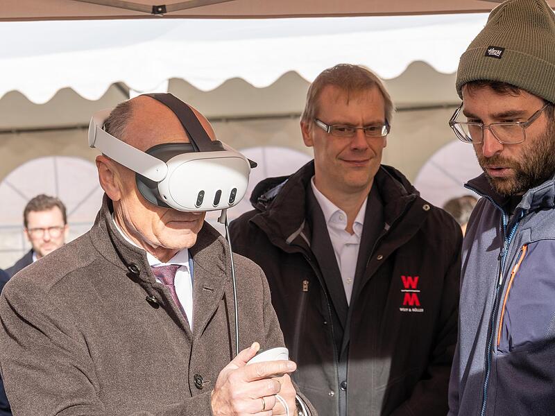 Landrat Wilhelm Schneider spaziert mit Hilfe einer VR-Brille durch das Computermodell des künftigen Gebäudes.