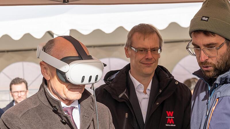 Landrat Wilhelm Schneider spaziert mit Hilfe einer VR-Brille durch das Computermodell des künftigen Gebäudes.