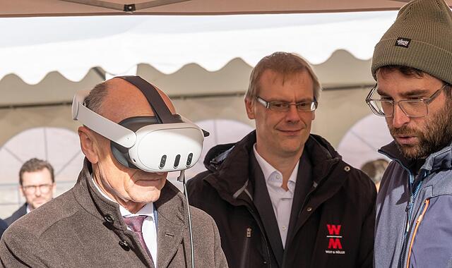 Landrat Wilhelm Schneider spaziert mit Hilfe einer VR-Brille durch das Computermodell des künftigen Gebäudes. Landrat Wilhelm Schneider spaziert mit Hilfe einer VR-Brille durch das Computermodell des künftigen Gebäudes.