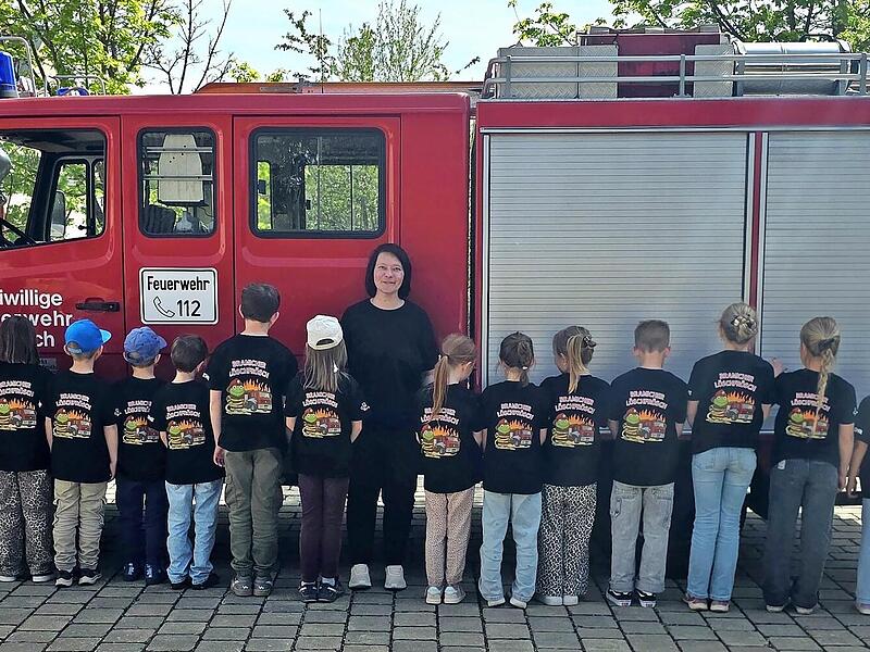 Die Sechs- bis Neunjährigen der Bramicher Löschfrösch in ihren neuen T-Shirts mit den Betreuerinnen Tina Voll (l.), Melissa Voll Seufert (Mitte) und Feuerwehrkommandant Tobias Köth (rechts). Die Sechs- bis Neunjährigen der Bramicher Löschfrösch in ihren neuen T-Shirts mit den Betreuerinnen Tina Voll (l.), Melissa Voll Seufert (Mitte) und Feuerwehrkommandant Tobias Köth (rechts).
