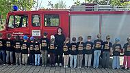 Die Sechs- bis Neunj&auml;hrigen der Bramicher L&ouml;schfr&ouml;sch in ihren neuen T-Shirts mit den Betreuerinnen Tina Voll (l.), Melissa Voll Seufert (Mitte) und Feuerwehrkommandant Tobias K&ouml;th (rechts).