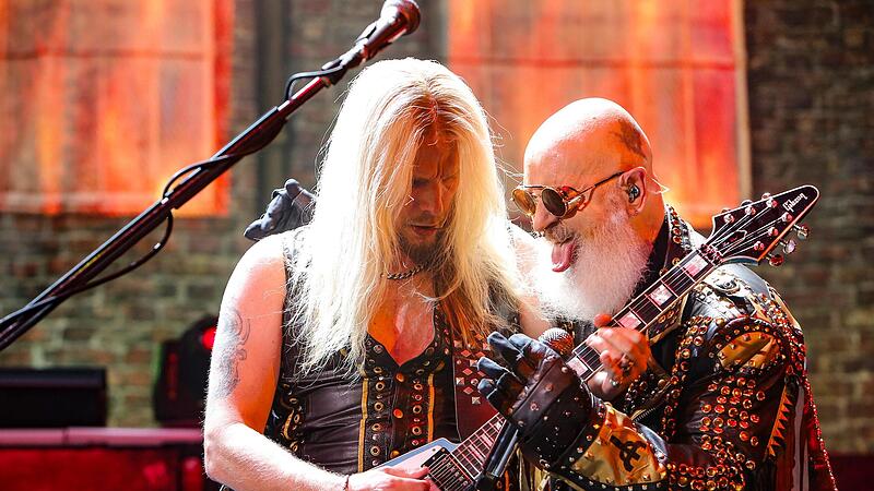 S&auml;nger Rob Halford (r.) und Gitarrist Richie Faulkner  sind  mit allen Wassern gewaschene Meister ihres Fachs.