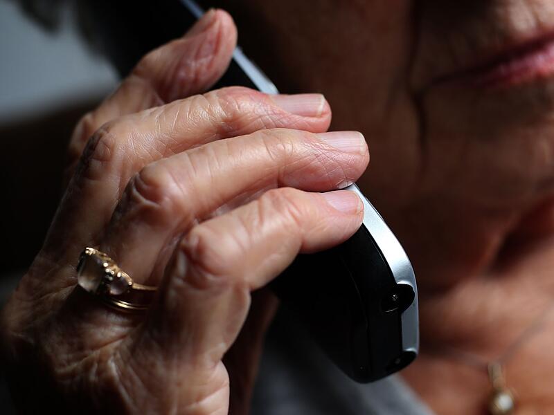 Seniorin am Telefon