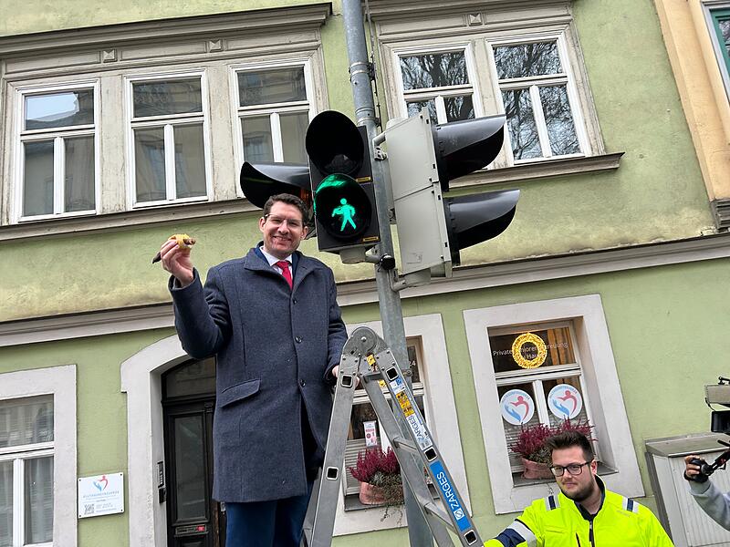 Coburger Bratwurst-Ampel Oberbürgermeister Dominik Sauerteig hat am Mittwoch die erste Coburger Bratwurst-Ampel in Betrieb genommen.