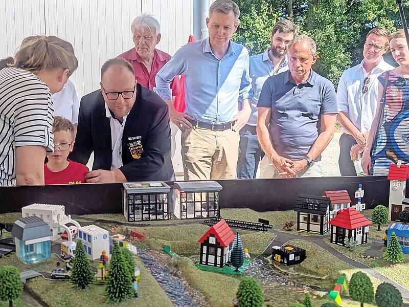 Am Naturgefahrenmodell erläuterten die Verantwortlichen die Auswirkungen von Hochwasser und Starkregen. Auch MdB Thomas Silberhorn (Mitte) und Bayerns Umweltminister Thorsten Glauber (rechts daneben) zeigten sich interessiert. Am Naturgefahrenmodell erläuterten die Verantwortlichen die Auswirkungen von Hochwasser und Starkregen. Auch MdB Thomas Silberhorn (Mitte) und Bayerns Umweltminister Thorsten Glauber (rechts daneben) zeigten sich interessiert.