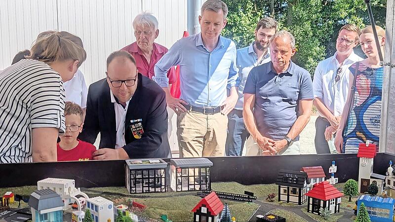 Am Naturgefahrenmodell erl&auml;uterten die Verantwortlichen die Auswirkungen von Hochwasser und Starkregen. Auch MdB Thomas Silberhorn (Mitte) und Bayerns Umweltminister Thorsten Glauber (rechts daneben) zeigten sich interessiert.