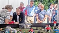 Am Naturgefahrenmodell erläuterten die Verantwortlichen die Auswirkungen von Hochwasser und Starkregen. Auch MdB Thomas Silberhorn (Mitte) und Bayerns Umweltminister Thorsten Glauber (rechts daneben) zeigten sich interessiert. Am Naturgefahrenmodell erläuterten die Verantwortlichen die Auswirkungen von Hochwasser und Starkregen. Auch MdB Thomas Silberhorn (Mitte) und Bayerns Umweltminister Thorsten Glauber (rechts daneben) zeigten sich interessiert.