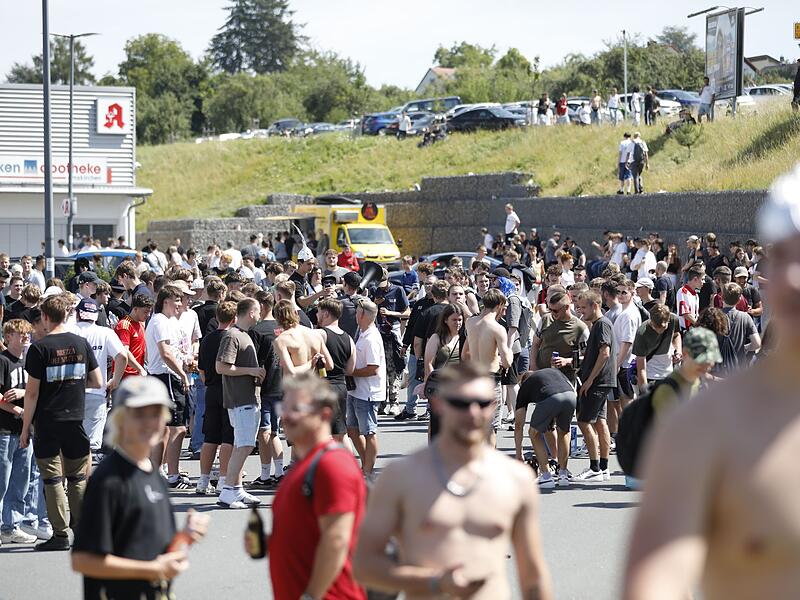 Mit mehr als 4000 Menschen hatten sich am 9. August 2025 so viele Menschen wie noch nie zum sogenannten "Drachenfest" in und um Altschauerberg in Mittelfranken versammelt. Ihr Ziel war das ehemalige Grundst&uuml;ck des YouTubers "Drachenlord" Rainer Winkler.