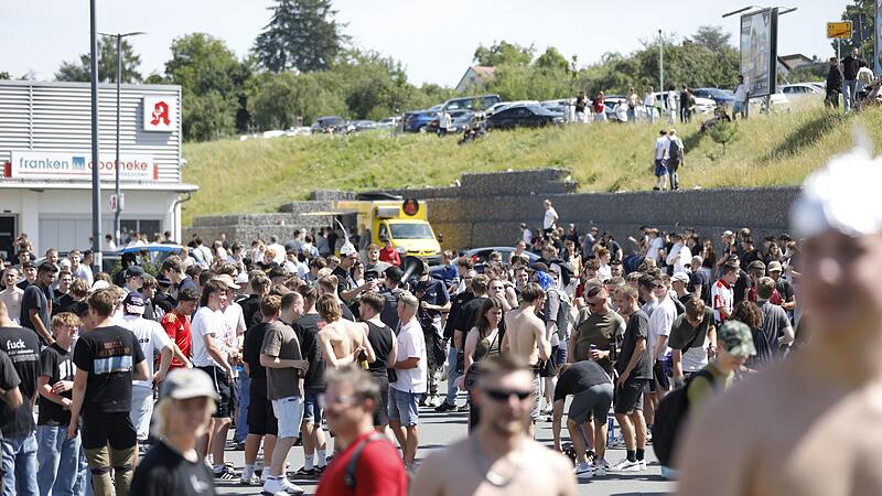 Mit mehr als 4000 Menschen hatten sich am 9. August 2025 so viele Menschen wie noch nie zum sogenannten "Drachenfest" in und um Altschauerberg in Mittelfranken versammelt. Ihr Ziel war das ehemalige Grundst&uuml;ck des YouTubers "Drachenlord" Rainer Winkler.