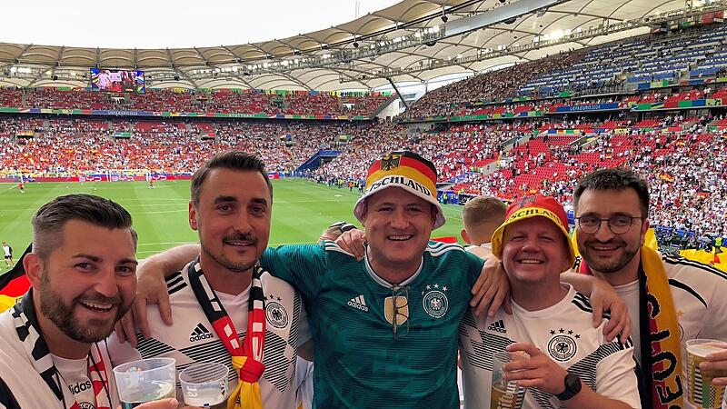 Fu&szlig;ballfans aus Franken: Frank M&uuml;ller vom FCB-Fanstammtisch Kronachtal war wieder in Stuttgart. Mit dabei waren (v. li.) Johannes Schmidt, Stefan Scheiblich, Florian Schmierer und Steffen Fiedler.