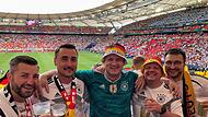 Fußballfans aus Franken: Frank Müller vom FCB-Fanstammtisch Kronachtal war wieder in Stuttgart. Mit dabei waren (v. li.) Johannes Schmidt, Stefan Scheiblich, Florian Schmierer und Steffen Fiedler.