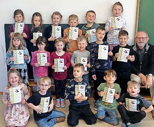 Stolz präsentieren die Vorschulkinder der Kita Pfarrweisach ihre Urkunden, die sie als Bibliotheksführerschein ausgehändigt bekamen.