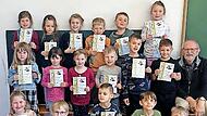 Stolz präsentieren die Vorschulkinder der Kita Pfarrweisach ihre Urkunden, die sie als Bibliotheksführerschein ausgehändigt bekamen. Stolz präsentieren die Vorschulkinder der Kita Pfarrweisach ihre Urkunden, die sie als Bibliotheksführerschein ausgehändigt bekamen.