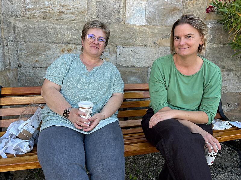 Karoline Truckenbrodt (rechts) und Uta Krau&szlig;lach sind f&uuml;r eine Dienstbesprechung nach drau&szlig;en gegangen.