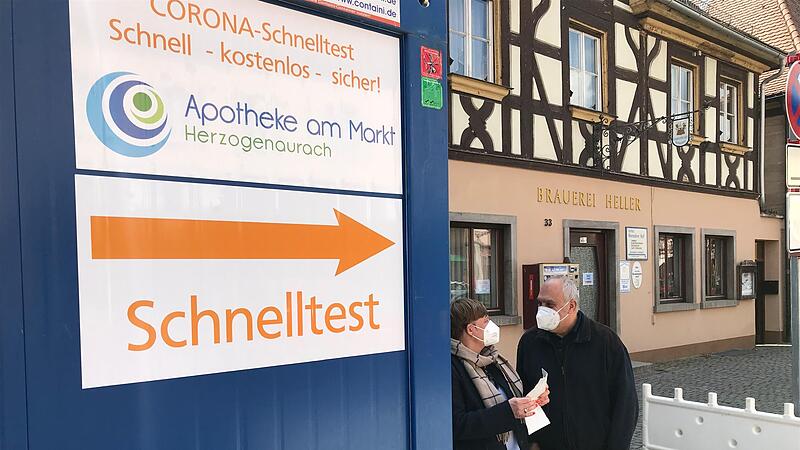 Judith Jochmann und Georgios Halkias inspizieren das Schnelltestzentrum; die Brauerei ist in unmittelbarer N&auml;he &ndash; aber noch zu.