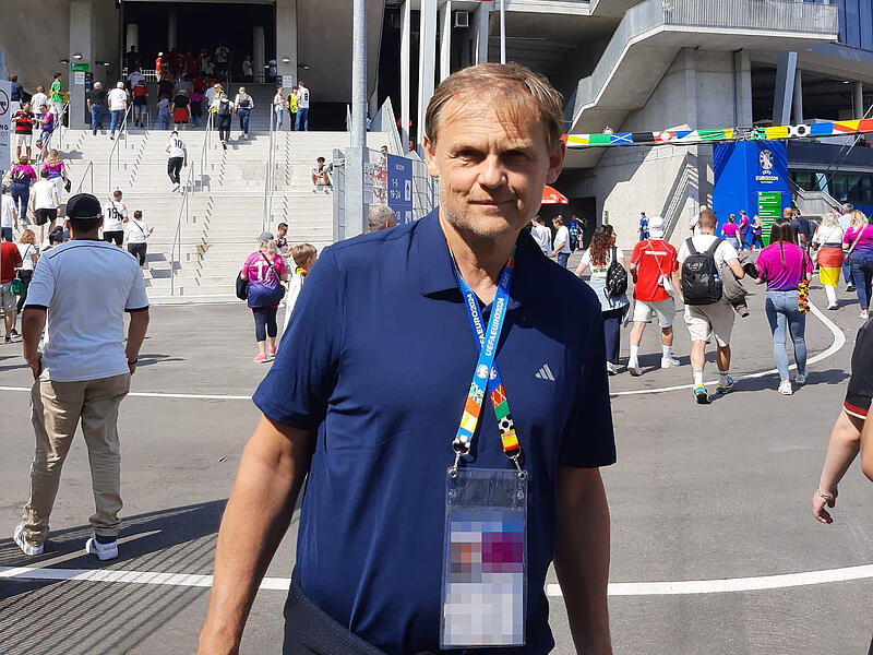 Adidas-Manager Bj&oslash;rn Gulden vor der Stuttgarter Fu&szlig;ball-Arena. Auch er schaut sich Deutschland gegen Ungarn an.
