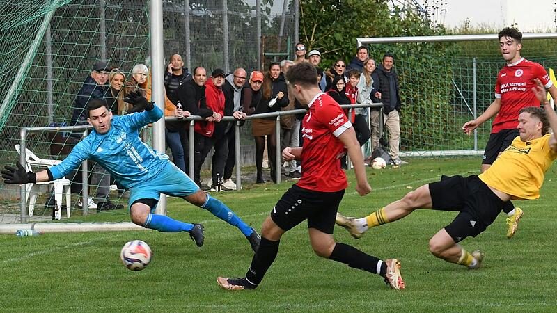 Luca Neundörfer (Mitte) vom TSV Bergrheinfeld erzielt gegen Torhüter Jens Dotzel vom TSV Ettleben das 1:1 in der Nachspielzeit. Beide Mannschaften trennten sich in der Fußball-Bezirksliga Ost mit einem Unentschieden. Luca Neundörfer (Mitte) vom TSV Bergrheinfeld erzielt gegen Torhüter Jens Dotzel vom TSV Ettleben das 1:1 in der Nachspielzeit. Beide Mannschaften trennten sich in der Fußball-Bezirksliga Ost mit einem Unentschieden.
