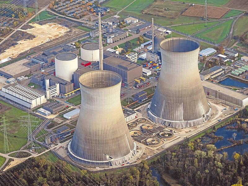 Ein Blick von oben auf das abgeschaltete Atomkraftwerk Gundremmingen. An diesem Samstag sollen die beiden Kühltürme gesprengt werden.