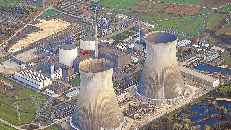 Ein Blick von oben auf das abgeschaltete Atomkraftwerk Gundremmingen. An diesem Samstag sollen die beiden Kühltürme gesprengt werden.