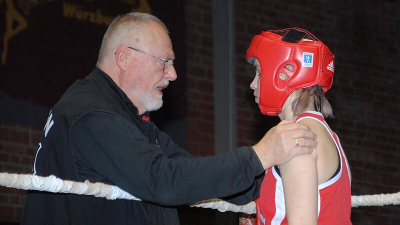 TSV-Trainer Edgar Feuchter am Boxring beim Coachen seines Schützlings. TSV-Trainer Edgar Feuchter am Boxring beim Coachen seines Schützlings.