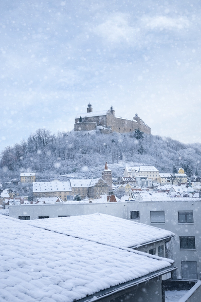 KI-generated: Plassenburg im SchneeWei&szlig;e Weihnacht in Kulmbach: So sch&ouml;n zeichnet die KI die Stadt