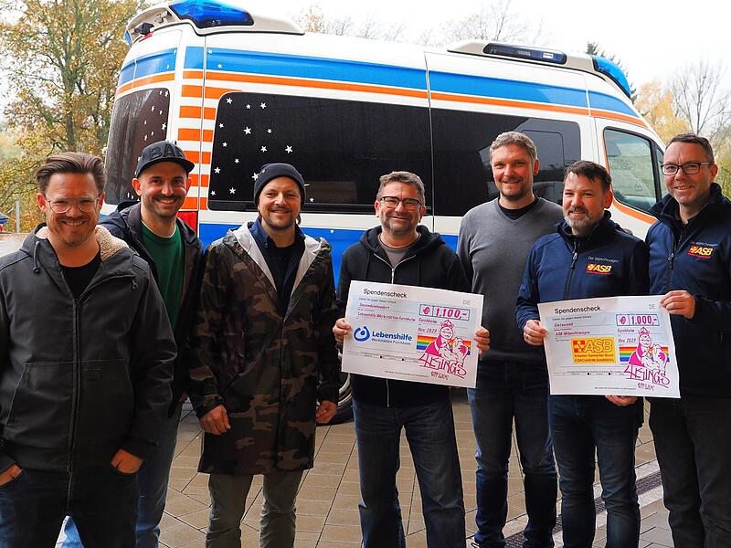 &Uuml;ber 2100 Euro konnten sich die Verantwortlichen der Lebenshilfe Werkst&auml;tten und des ASB Forchheim freuen. Unser Bild zeigt (von links) Tobias Kaufmann, Sebastian Kist und Matthias Zipfel (alle 4 Kings), Thomas Link und Peter Pfann (Lebenshilfe Werkst&auml;tten Forchheim) sowie Sebastian Beetz und Claus-Peter Leicht vom ASB Forchheim.